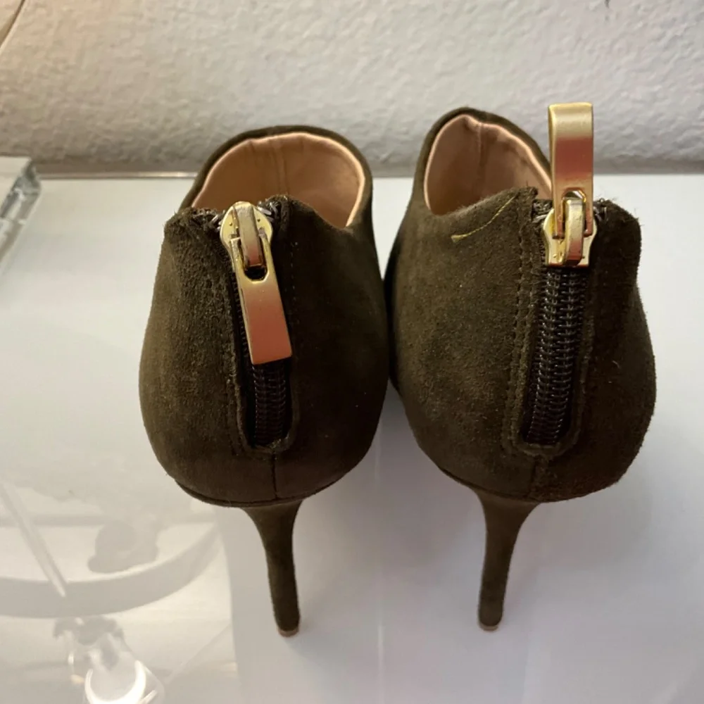POUR LA VICTOIRE OLIVE GREEN SUEDE PEEP TOE BOOTIES♥️♥️♥️